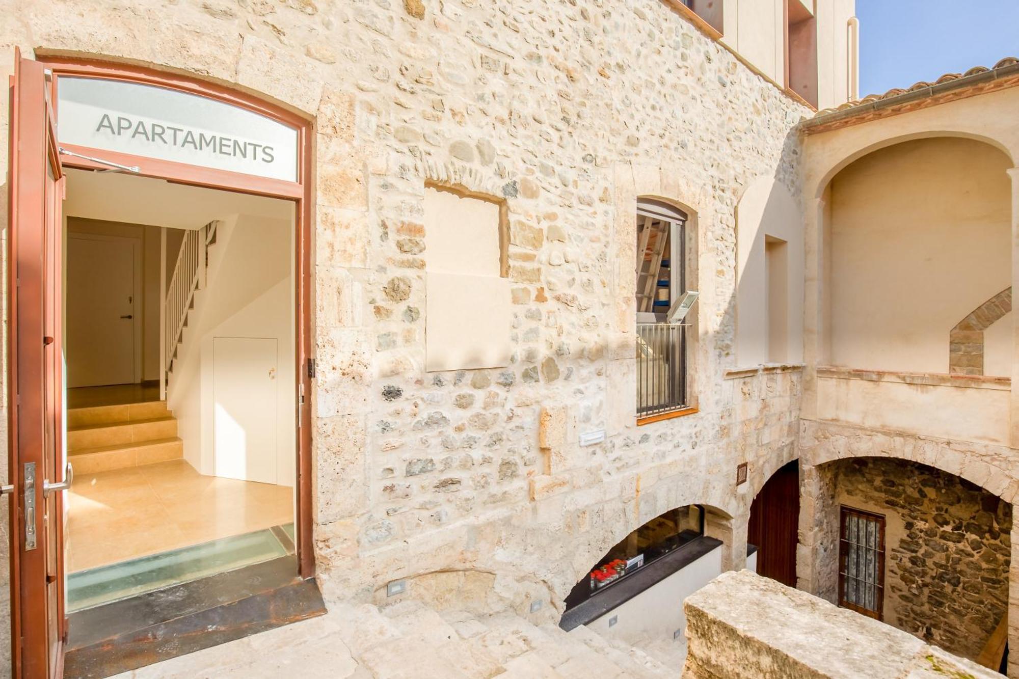 Besalu 21 New stylish apt on Plaça Llibertat Extérieur photo