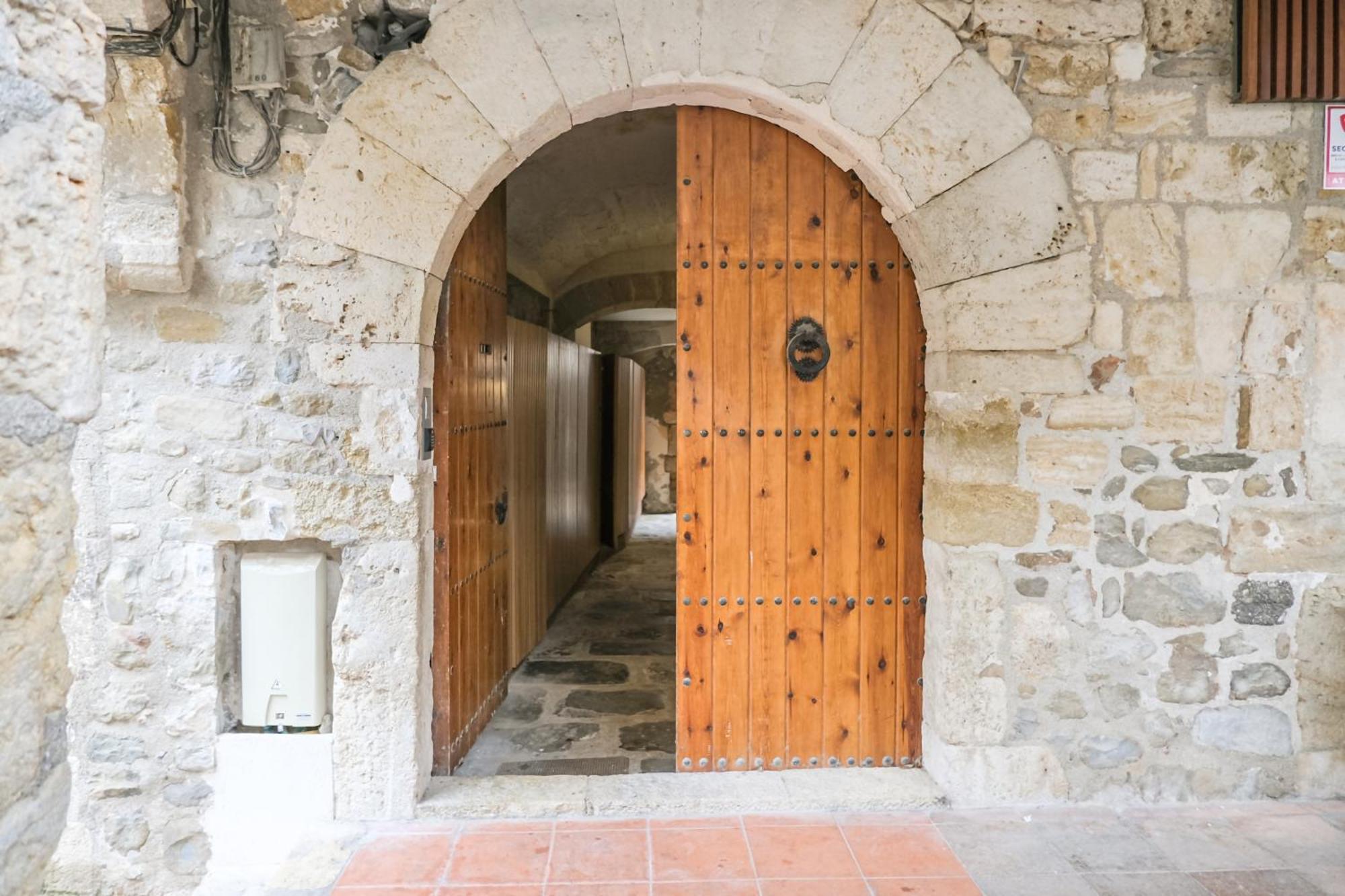 Besalu 21 New stylish apt on Plaça Llibertat Extérieur photo